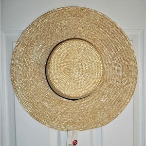 NWT ladies size M/L 5” brim straw sun hat with black ribbon